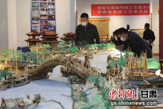 圖為參評作品牦牛角立體微雕“清明上河圖”。徐雪 攝