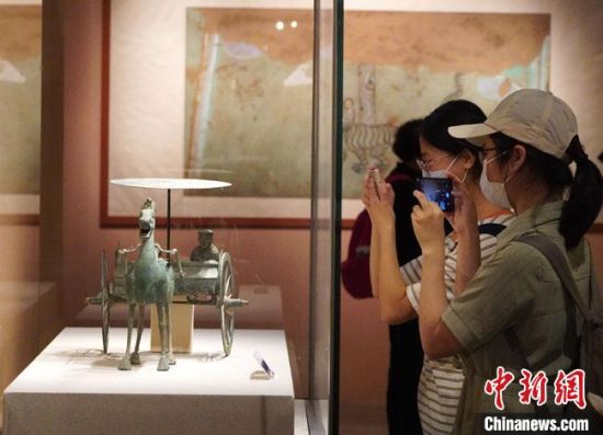 圖為參觀者參觀“大道攸歸：五涼文化展”展陳文物。　九美旦增 攝