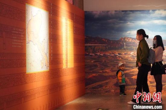 圖為參觀者參觀“大道攸歸：五涼文化展”展陳文物?！【琶赖┰?攝