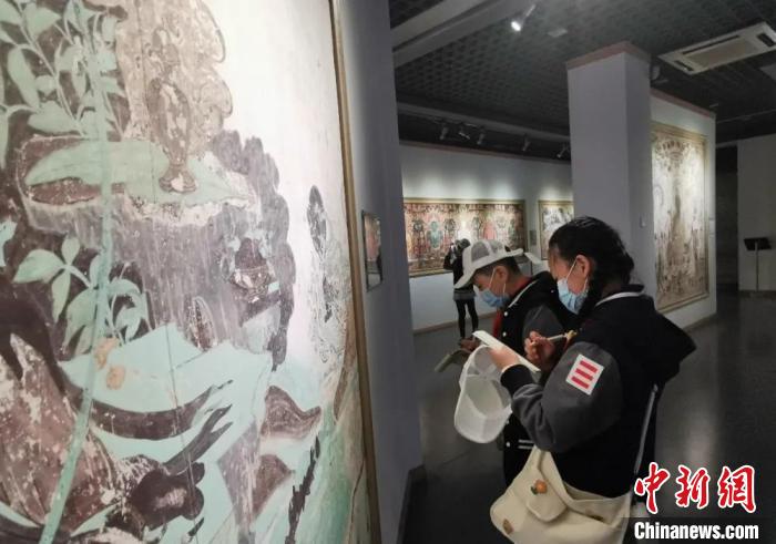 圖為學(xué)生參觀敦煌藝術(shù)館。(資料圖) 蘭州大學(xué)附屬學(xué)校供圖