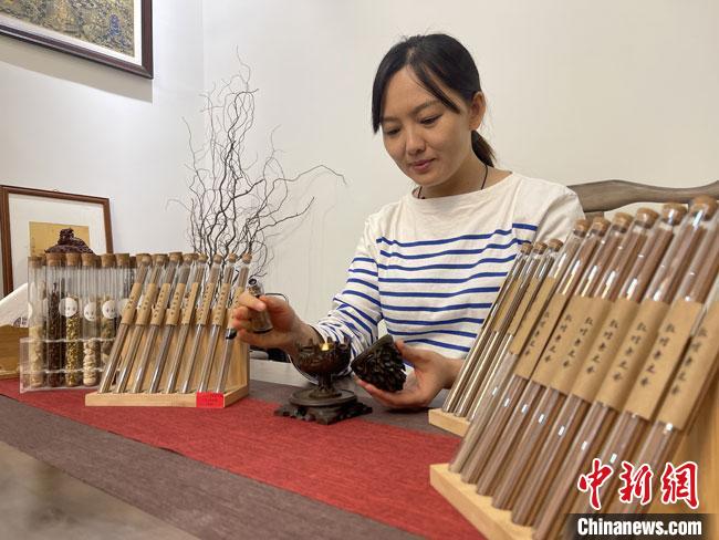 圖為魯雯展示燃香禮儀?！「攥?攝