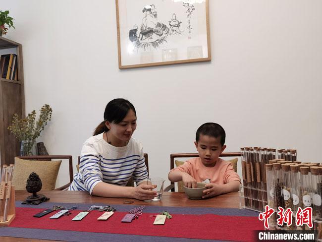 圖為魯雯為小學(xué)員授課和培訓(xùn)?！●T志軍 攝