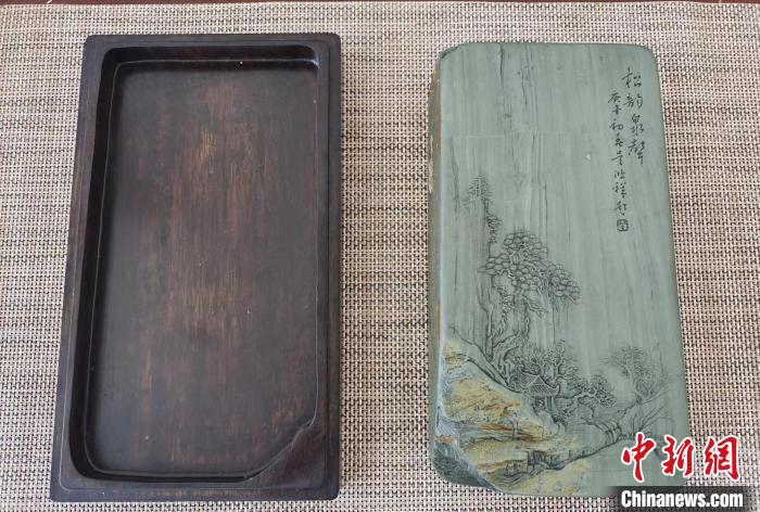 圖為甘肅甘南州洮硯藝人為提升洮硯文化內(nèi)涵，制作“一盒一拓”成品展示。(資料圖) 張婧 攝