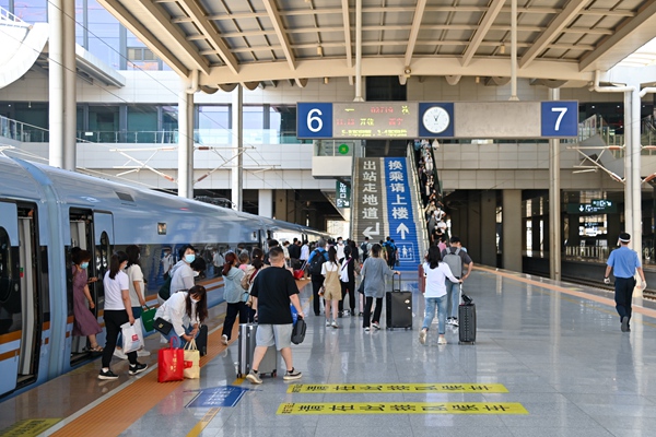 暑運大幕開啟。蘭州鐵路局供圖