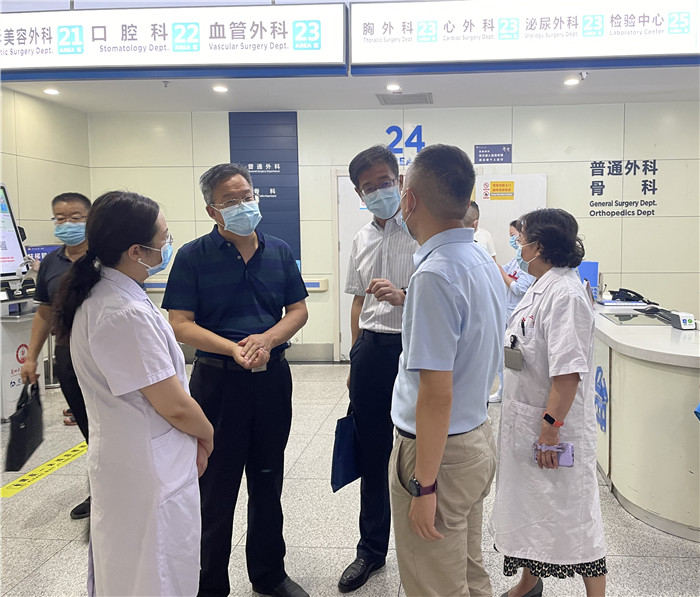 7月12日，甘肅省紀(jì)委監(jiān)委派駐省衛(wèi)健委紀(jì)檢監(jiān)察組紀(jì)檢監(jiān)察干部在蘭大二院門診開展疫情防控監(jiān)督檢查。魏雪 攝.jpg