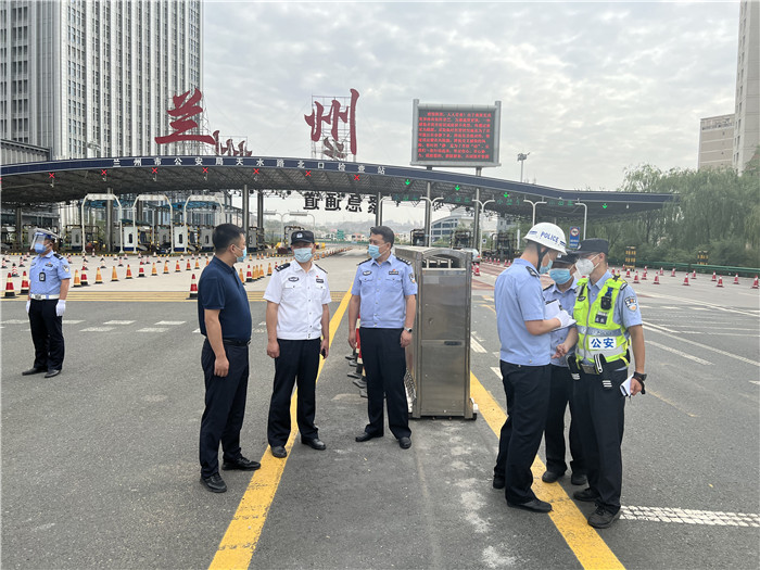 7月13日，蘭州市紀(jì)委監(jiān)委第四監(jiān)督檢查室聯(lián)合市紀(jì)委監(jiān)委派駐市公安局紀(jì)檢監(jiān)察組檢查環(huán)蘭檢查站疫情防控措施落實(shí)情況。.jpg