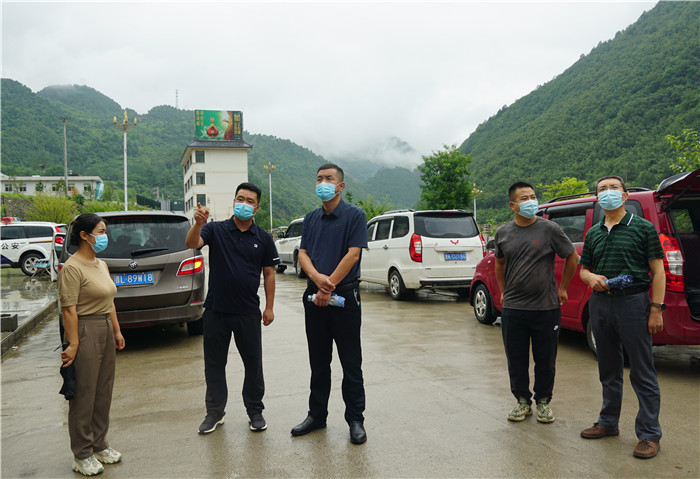 7月13日，隴南市徽縣紀(jì)檢監(jiān)察干部到嘉陵火車站督查疫情防控工作。張麗娟 攝.JPG