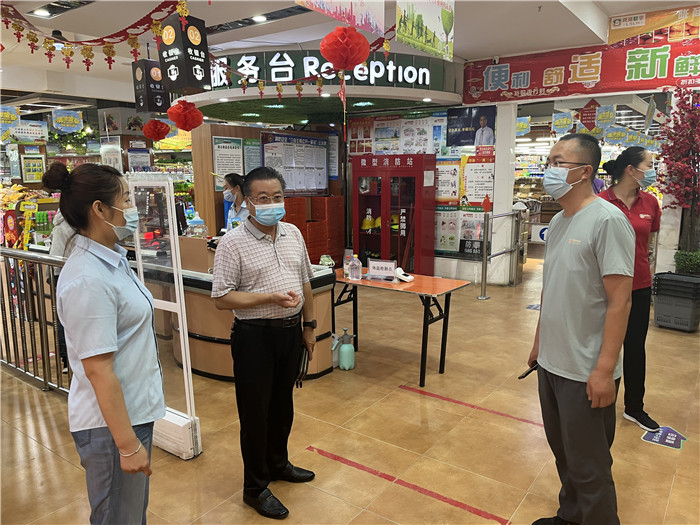 7月15日，酒泉市玉門市疫情防控督查組在隴商聯(lián)華超市監(jiān)督檢查疫情防控措施落實(shí)情況。 .jpg