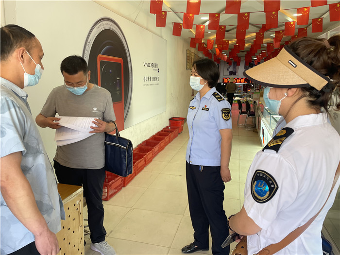7月20日，定西市漳縣紀(jì)委監(jiān)委駐縣衛(wèi)生健康局紀(jì)檢監(jiān)察組抽調(diào)縣市場(chǎng)監(jiān)管局、衛(wèi)建局工作人員,深入新寺鎮(zhèn)萬家超市查看人員出入登記、環(huán)境消殺等。 蔣湘濤 攝.jpg