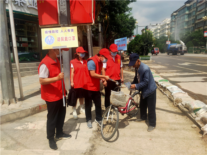 7月21日，定西市通渭縣紀(jì)委監(jiān)委機(jī)關(guān)志愿者在城區(qū)開展“不聚集、戴口罩”志愿活動(dòng)。.jpg
