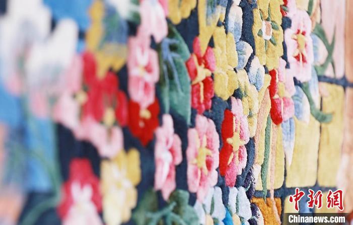 圖為手工地毯成品?！《姑?攝