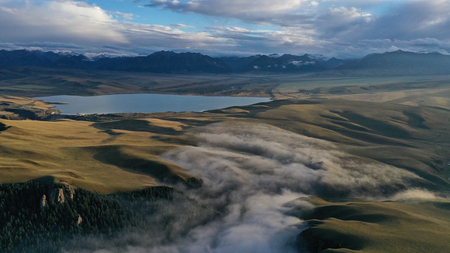 甘肅山丹馬場(chǎng)：峽谷云霧似仙境。 王超攝