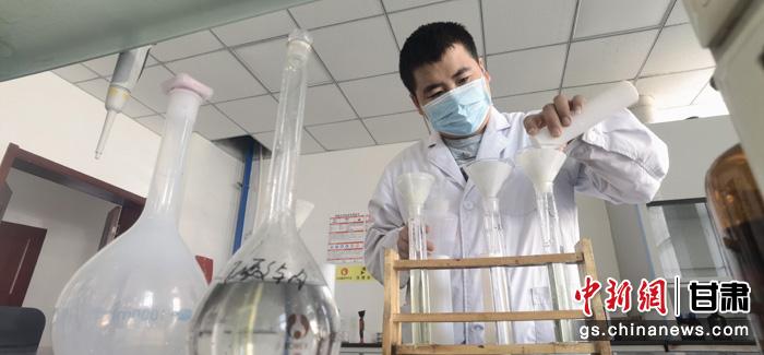 圖為甘肅科技集團(tuán)化工研究院有限責(zé)任公司工作人員正在做實(shí)驗(yàn)。魏建軍 攝