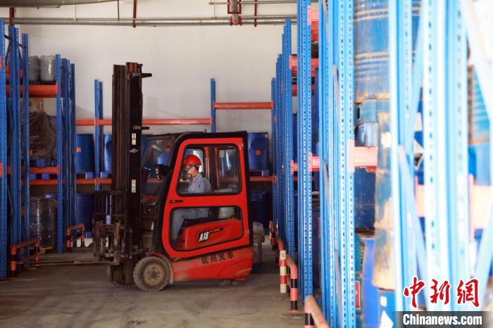 圖為甘肅省危險廢物處置中心危險廢物儲存庫?！∥航ㄜ?攝