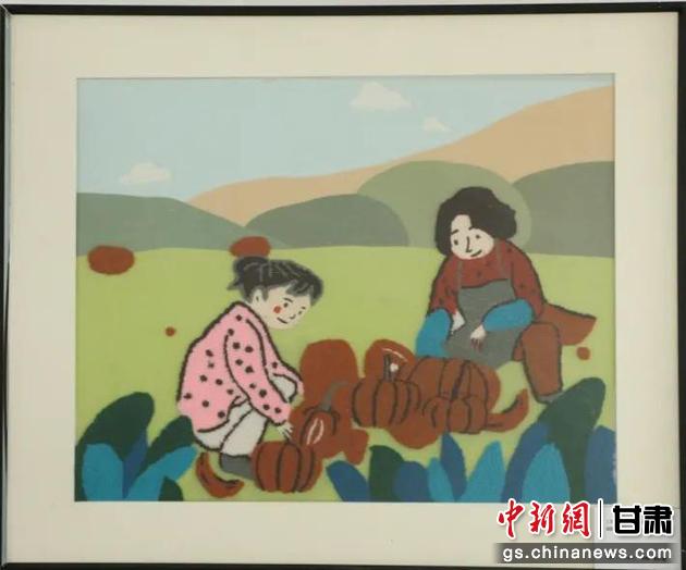 嘉峪關(guān)市新城鎮(zhèn)新城村農(nóng)業(yè)產(chǎn)業(yè)園區(qū)內(nèi)，母女兩人在摘南瓜。刺繡 馬艾米乃 繡稿 敬紅霞