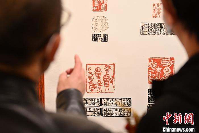 圖為甘肅蘭州，參展作品吸引參觀者。 中新社記者 李亞龍 攝