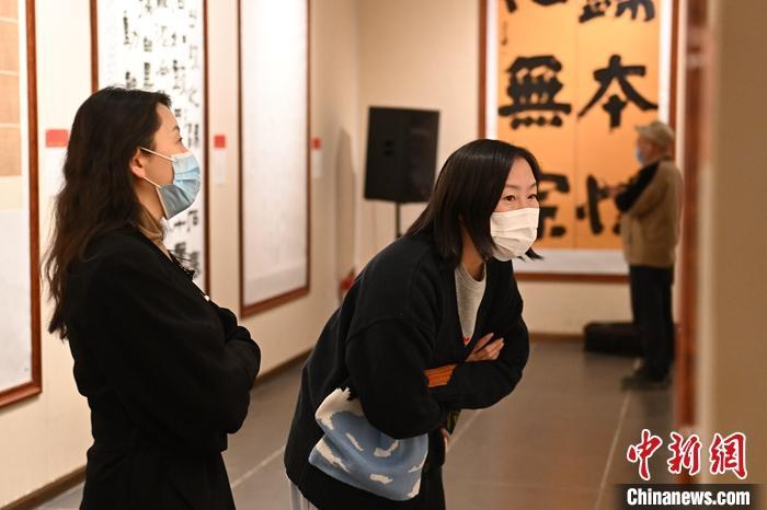 圖為甘肅蘭州，參展書法作品吸引參觀者。 中新社記者 李亞龍 攝