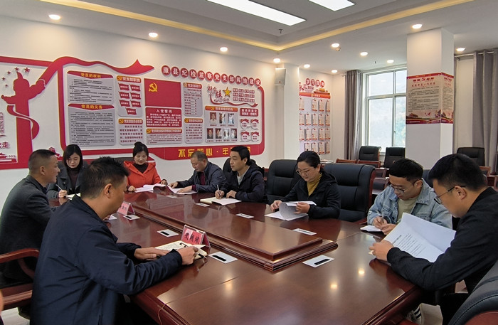 10月19日，康縣紀(jì)委監(jiān)委組織部分班子成員，辦公室、信訪室、案管室、審理室、紀(jì)檢監(jiān)察室等相關(guān)工作人員開展黨的二十大報(bào)告專題討論。.jpg