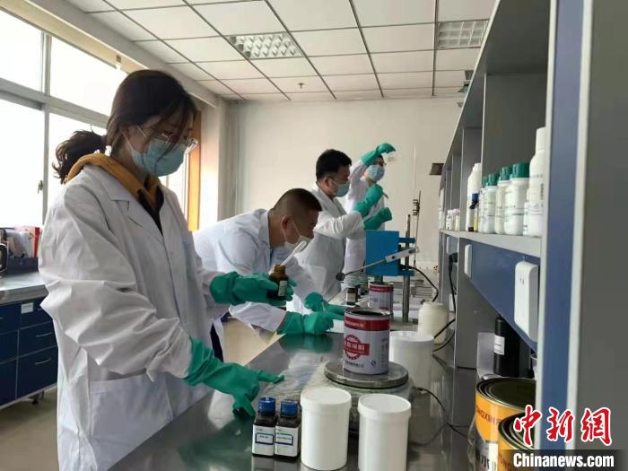 圖為肖菲(前一)帶領(lǐng)團(tuán)隊(duì)研發(fā)水性涂料。(資料圖) 受訪者供圖