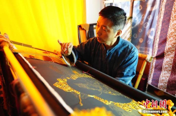 系統(tǒng)性挖掘整理古代敦煌刺繡，是甘肅天水市級非遺代表性項目武山刺繡代表性傳承人劉云帆這兩年最緊要的工作之一。圖為劉云帆在創(chuàng)作富含敦煌刺繡元素的作品。 中新社發(fā) 謝秉錫 攝 