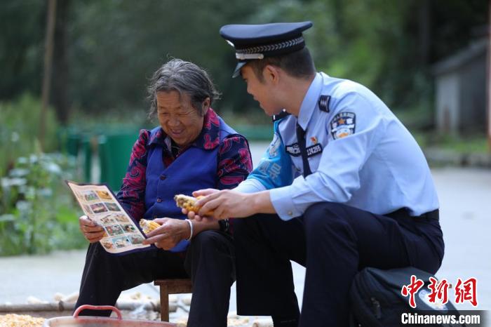 圖為民警背警務(wù)小包給民眾宣講政策。(資料圖) 甘肅省公安廳供圖