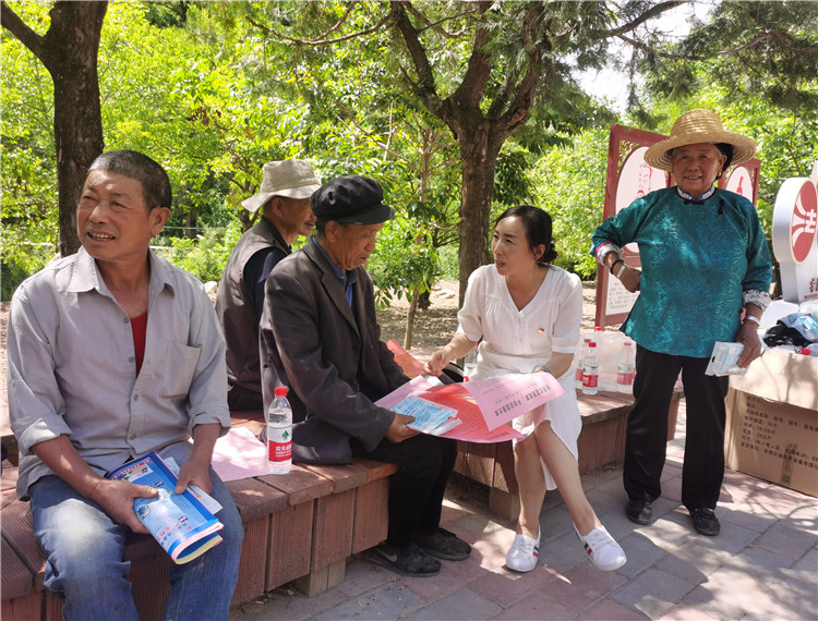 5.宕昌縣新城子藏族鄉(xiāng)紀(jì)委開展信訪舉報(bào)宣傳，幫助廣大基層黨員干部提高黨紀(jì)法規(guī)意識.jpg