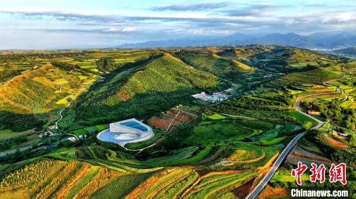 航拍視角下的樺林古動(dòng)物化石埋藏原址館。該館位于臨夏州和政縣。(資料圖) 和政宣傳部供圖