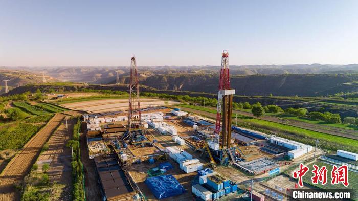 圖為中石油長(zhǎng)慶油田慶陽華H60雙機(jī)組鉆井現(xiàn)場(chǎng)。(資料圖) 慶陽市委宣傳部供圖