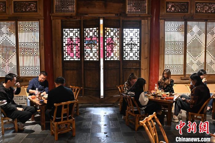 圖為甘肅天水市秦州區(qū)平南鎮(zhèn)蘇灣村民俗莊園內(nèi)的“圍爐煮茶”網(wǎng)紅打卡點(diǎn)。(資料圖) 李亞龍 攝