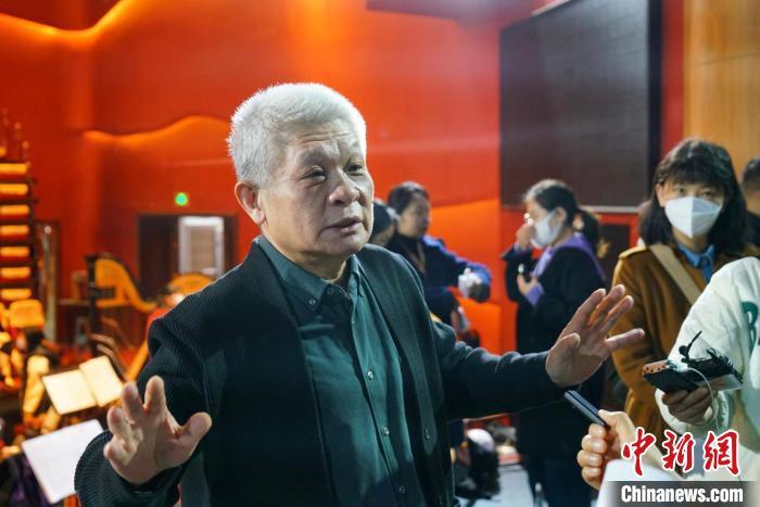 該劇導(dǎo)演蔣力向媒體介紹相關(guān)情況?！《∷?攝