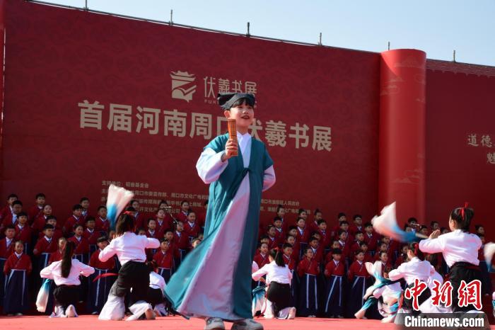 圖為學(xué)生們在開幕式上誦讀經(jīng)典。　梁照曾 攝