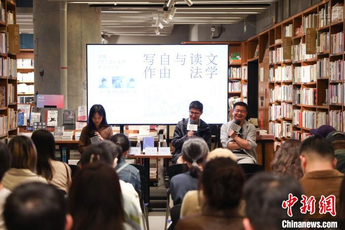 《至少還有文學(xué)》推出：在今天，我們?yōu)槭裁催€需要文學(xué)？