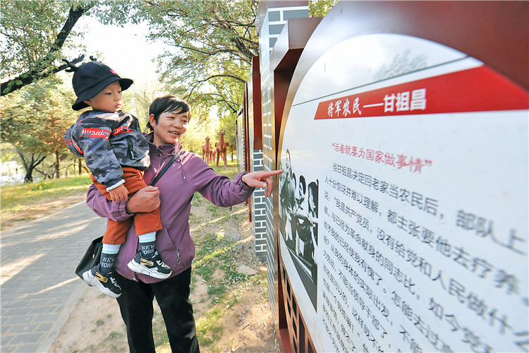 嘉峪關(guān)市紀(jì)委監(jiān)委通過實施“政治鑄廉、教育促廉、文化育廉、陣地助廉、監(jiān)督固廉”等“五廉”行動，深入推進新時代廉潔文化建設(shè)。圖為市民在迎賓湖絲路廉潔文化主題公園“勤廉楷模墻”接受廉潔文化教育。.jpg