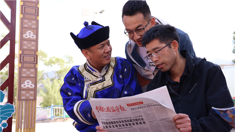 2023年6月8日，甘肅省張掖市肅南裕固族自治縣紅灣寺鎮(zhèn)紀(jì)委工作人員在一小區(qū)廉政文化主題廣場與社區(qū)居民拉家常，宣傳廉潔知識，共話廉潔文化.jpg