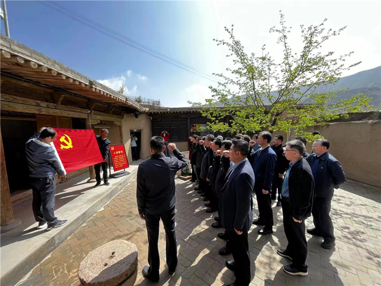圖為臨夏州紀(jì)委監(jiān)委組織黨員干部在東鄉(xiāng)縣布塄溝黨史教育基地開展革命教育活動，賡續(xù)紅色血脈、汲取奮進力量、激發(fā)干事熱情。.png