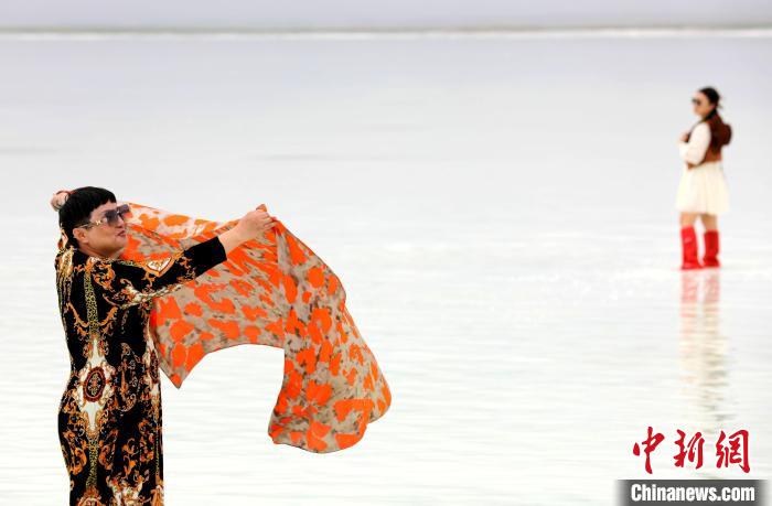 圖為游客在茶卡鹽湖拍照?！⊙Φ?攝