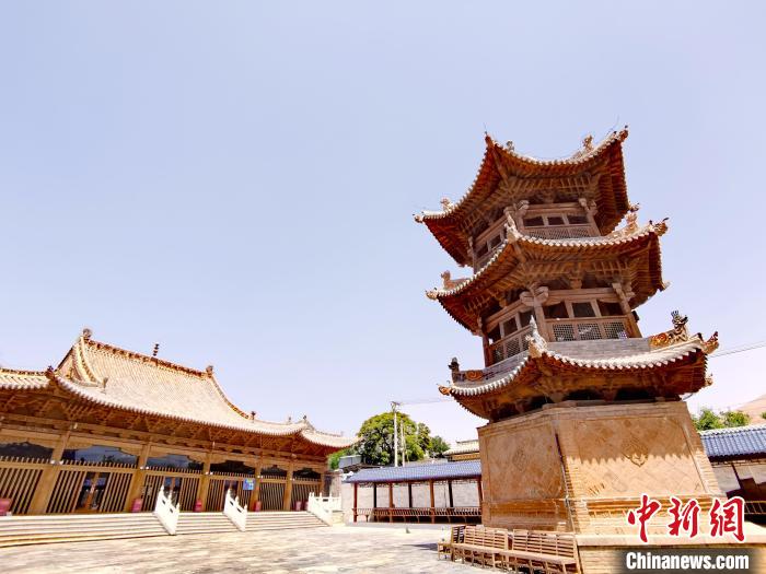 圖為阿河灘清真寺局部?！?zhí)砀?攝