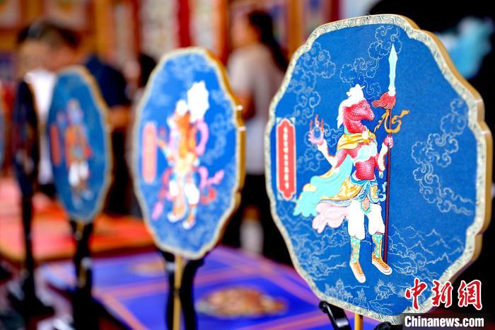 圖為唐卡延伸產(chǎn)品?！⊙Φ?攝