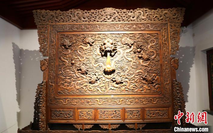 圖為青海永錄民俗博物館內(nèi)珍藏的中式家具?！⊙Φ?攝