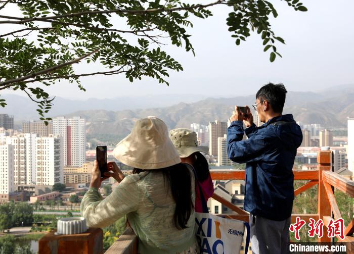 圖為媒體記者登頂朝陽山。　薛蒂 攝