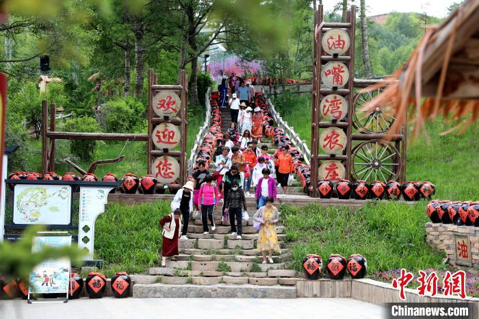 圖為油嘴灣生態(tài)文化景區(qū)的游客?！⊙Φ?攝