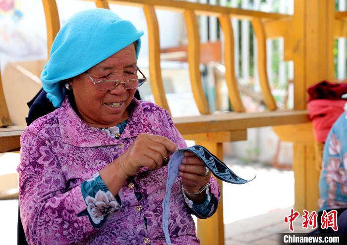 圖為繡娘在土族盤繡園內(nèi)制作盤繡。　薛蒂 攝