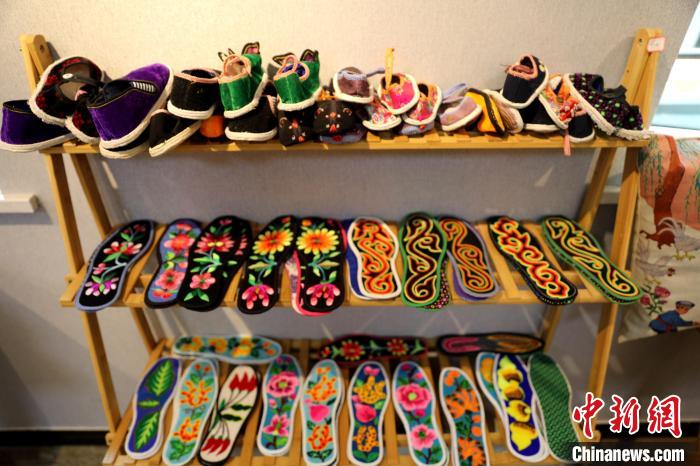 圖為盤繡作品。　薛蒂 攝