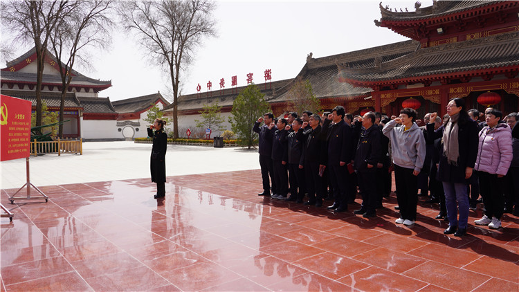 4月6日，為傳承弘揚(yáng)革命英烈精神，教育引導(dǎo)紀(jì)檢監(jiān)察干部筑牢信仰之基、補(bǔ)足精神之鈣、把穩(wěn)思想之舵，永葆忠誠干凈擔(dān)當(dāng)?shù)恼伪旧?。市紀(jì)委監(jiān)委組織紀(jì)檢監(jiān)察干部赴靜寧縣界石鋪紅軍長征紀(jì)念館和莊浪縣梯田紀(jì)念館開展廉政教育和革命傳統(tǒng)教育。.jpg