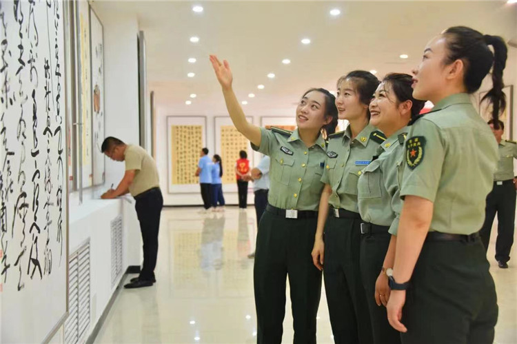 觀眾在南梁革命紀(jì)念館參觀甘肅省廉潔文化美術(shù)、書(shū)法、設(shè)計(jì)作品展.jpg