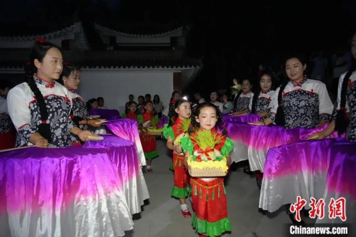 甘肅省西和縣姜席鎮(zhèn)晚霞湖畔，當(dāng)?shù)孛耖g舉行盛大的乞巧儀式。魏朵朵 攝