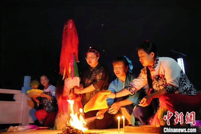 持續(xù)七天八夜的乞巧節(jié)正在西漢水上游的甘肅省西和縣進(jìn)行。西和縣姜席鎮(zhèn)晚霞湖畔，民眾“巧頭”點蠟、炷香、焚裱紙、跪拜，準(zhǔn)備將“巧娘娘”請進(jìn)院。魏朵朵 攝