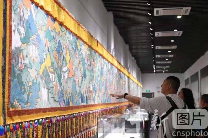 圖為觀眾參觀唐卡《涼州會(huì)盟》。 中新社記者 戴文昌 攝