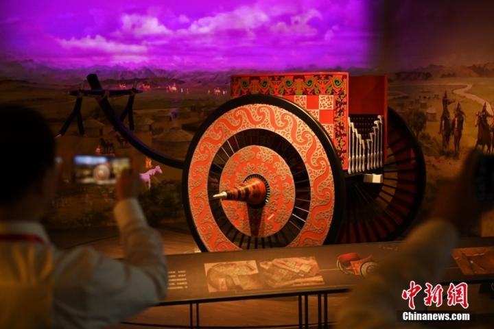 8月16日，甘肅省天水市張家川回族自治縣馬家塬車輿博物館內(nèi)，游客拍攝等比例的戰(zhàn)國西戎車輿復(fù)制品。