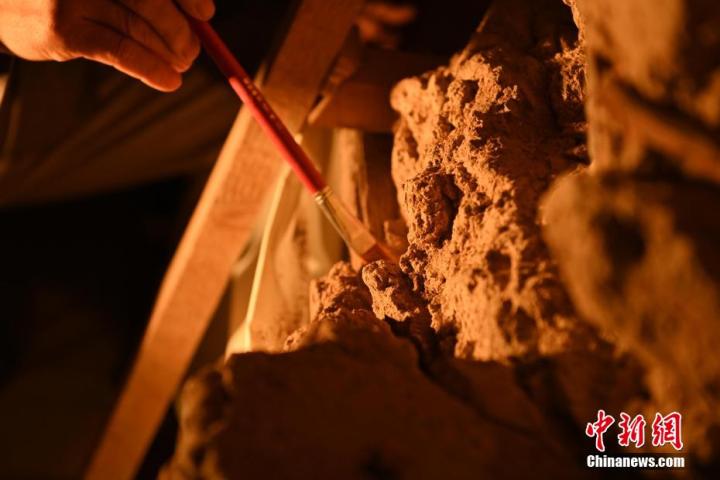 8月25日，文物修復(fù)師牟常有進(jìn)行文物修復(fù)工作。